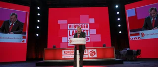 I bakgrunden vajar allt färre röda fanor