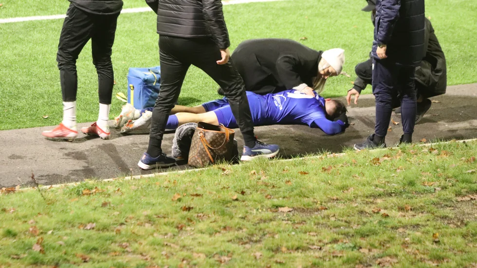 En slagen matchhjälte. Tremålsskytten Eldin Lugonja fick en ful knuff i ryggen och hamnade på asfalten där han slog i huvudet och blev liggande. Men han reste på sig till slut och kunde segerjubla tillsammans med lagkamraterna.
