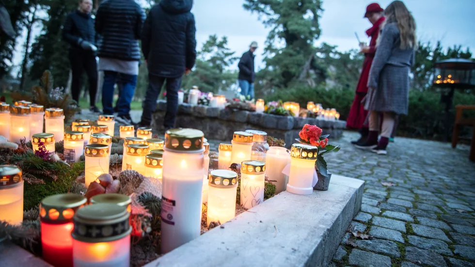 Många ville tända ljus vid minneslundarna på Norra kyrkogården på Alla helgons dag.