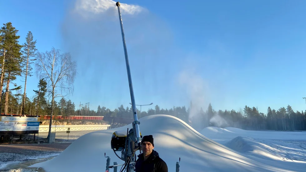 Andreas Fagervall är arbetsledare vid kommunen och under måndagen inspekterade han kommunens nya lansar som ska underlätta snötillverkningen.