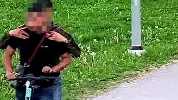 Två personer åtalas för mordförsök respektive medhjälp till försök till mord. Bilden visar en av de åtalade som skjutsar en tredje person och ska ha tagits före knivskärningen.