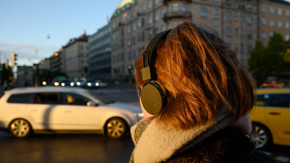 Det går att byta radiostation när en låt man ogillar spelas. Men att lägga sig i vad andra väljer att ta del av är inte bara omöjligt, det är också etiskt fel, skriver Kata Nilsson.