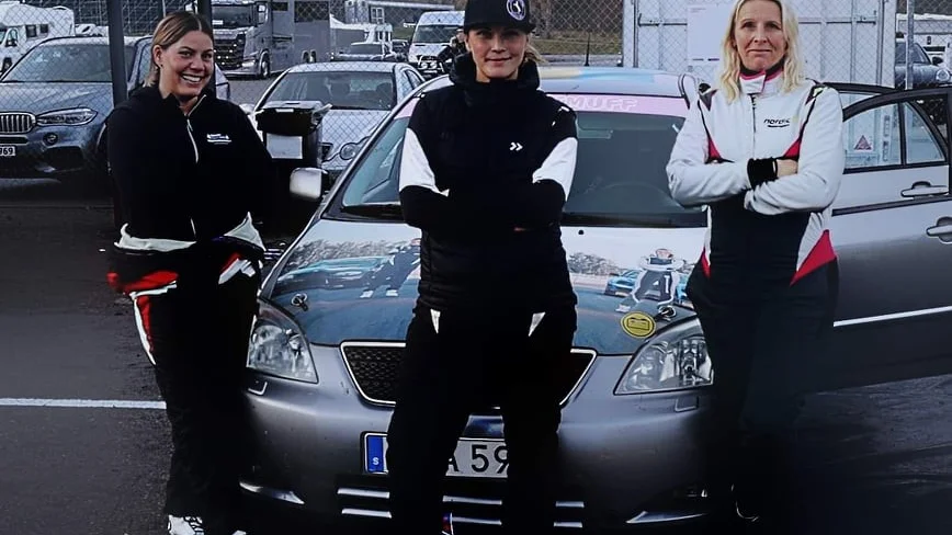 Madelene Skällhammar tillsammans med Susanne Weléen och Bim Dawson deltog i en landskamp på Mantorp Park i ett långsloppsrace.