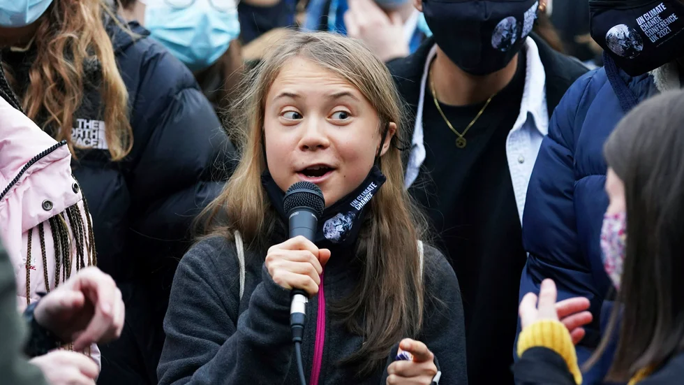 Klimataktivisten Greta Thunberg talar vid en demonstration vid klimattoppmötet i Glasgow.