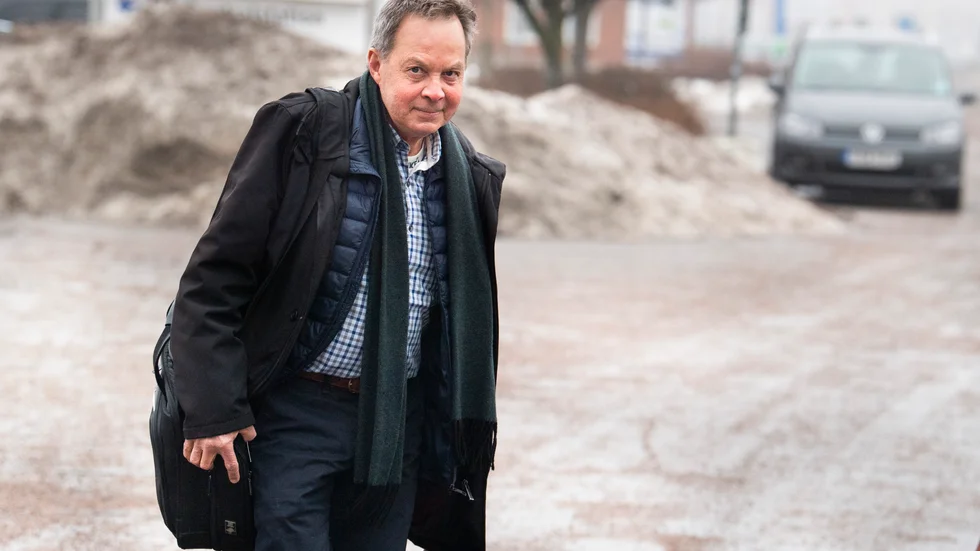Karl Hedin på väg in till förhandling i tingsrätten tidigare i år.