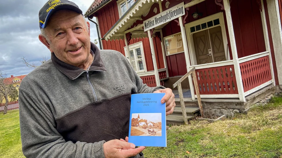 Ordförande Hans Andersson visar upp Mellösa hembygdsförenings årsskrift för 2021. Nu hoppas han att coronaläget ska lätta så föreningen kan arrangera sitt sommarkafé igen. 