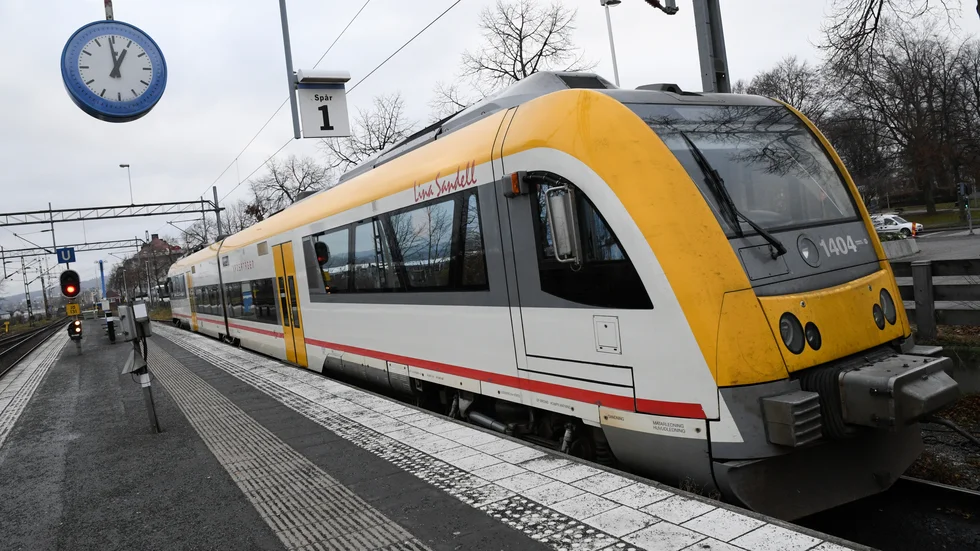 Ett Krösatåg av typen Itino parkerat på stationen i Jönköping på onsdagen. 2024 uppdateras fordonsflottan. Arkivbild.