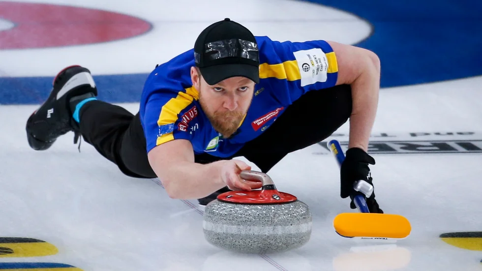 Lag Niklas Edin inledde VM med förlust mot Schweiz.
