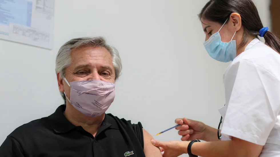 Den covid-19-smittade Argentina President Alberto Fernandez har fått två doser av det ryska covid-19-vaccinet Sputnik V. Arkivbild