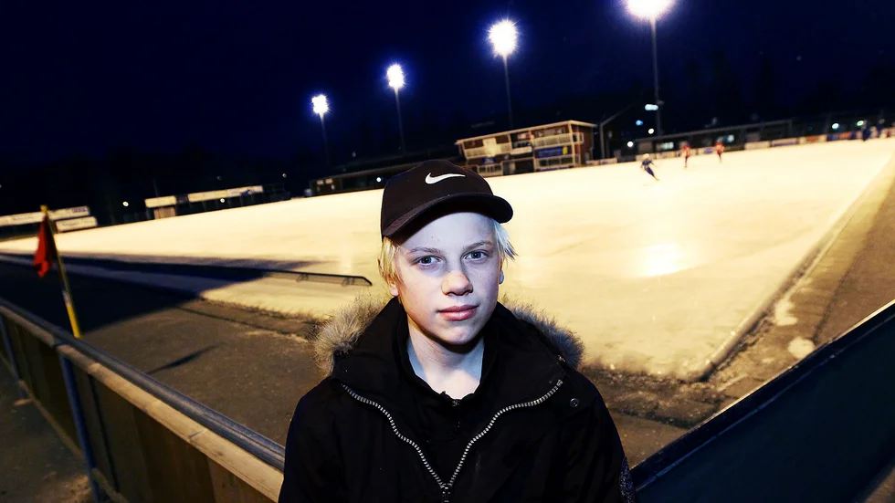 Det var då, 2012. Viktor Spångberg fyller 16 år och beskrivs som en talang i IFK Motala. Året efter är han redo för elitseriedebut. Det blev dock aldrig någon debut mot Villa borta. Spångberg lämnade återbud till matchen, men spelade i kvalet några veckor senare. Nu 2021 är han klar för Västerås SK.