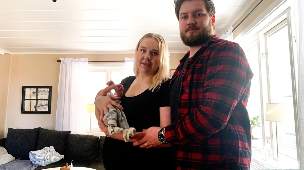 Förlossningen blev inte riktigt som Julia Karlsson och Simon Axelsson planerat. När båda blev sjuka i covid-19, fick Simon följa förlossningen hemma i soffan via skype.