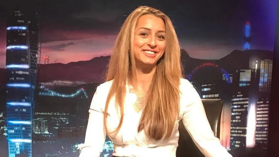 Jenni Kay i rollen som programledare för SVT:s program på romska. Nu är hon ett av namnen i en kampanj som ska lyfta romska förebilder för unga.