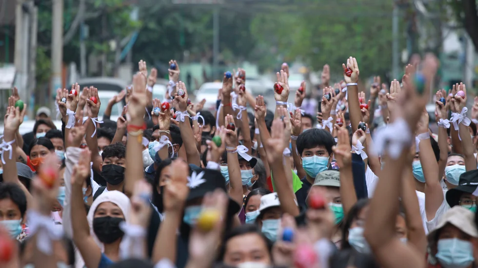 Demonstranter sprider i hemlighet ett nyhetsbrev i Myanmar. Arkivbild.