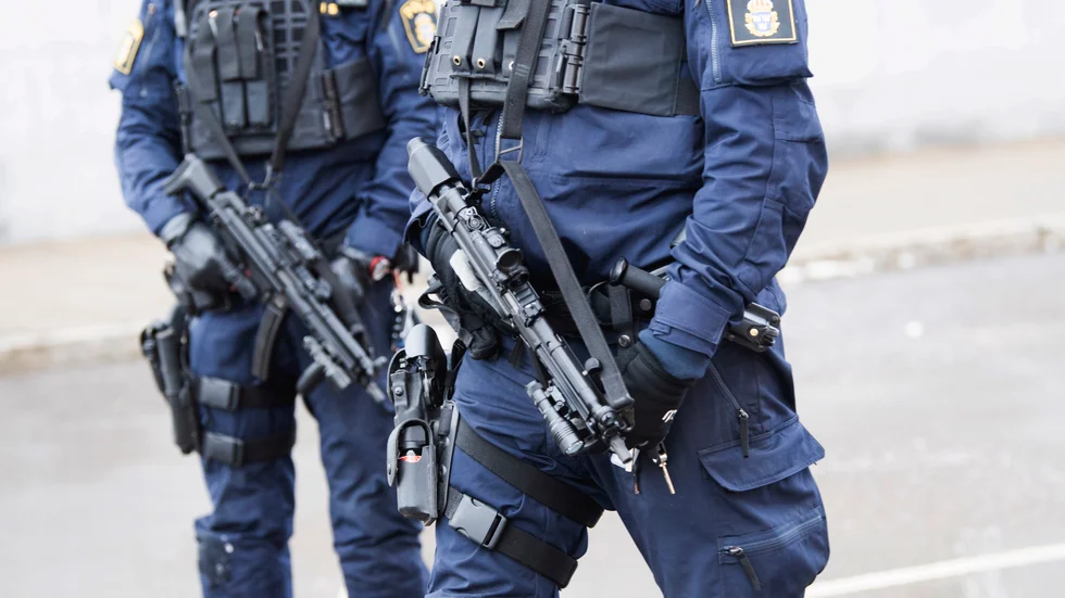 Beväpnade poliser utanför säkerhetssalen i Linköping.