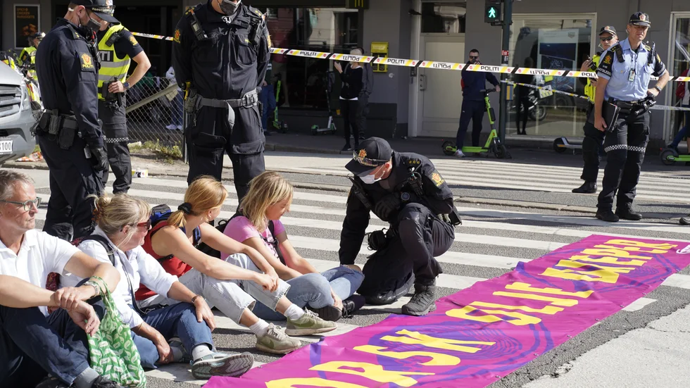 Polisen pratar med Extinction Rebellions demonstranter i Oslo på måndagen.