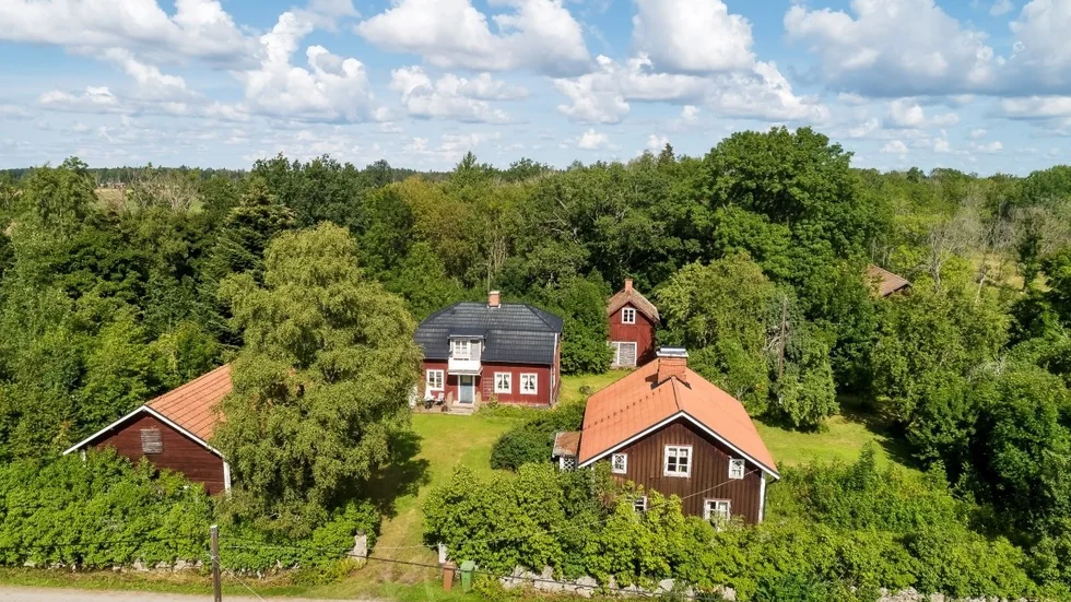 Gården med bland annat två bostadshus är till salu för 1,8 miljoner kronor.