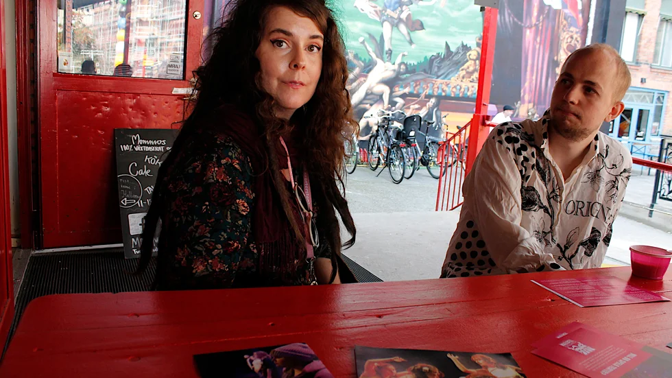 Kvartersteaterns verksamhetsansvariga Frida Nyström och pedagogen Isak Lindberg hoppas att pandemiläget ska tillåta att det kommande spelåret ska gå att genomföra som planerat.