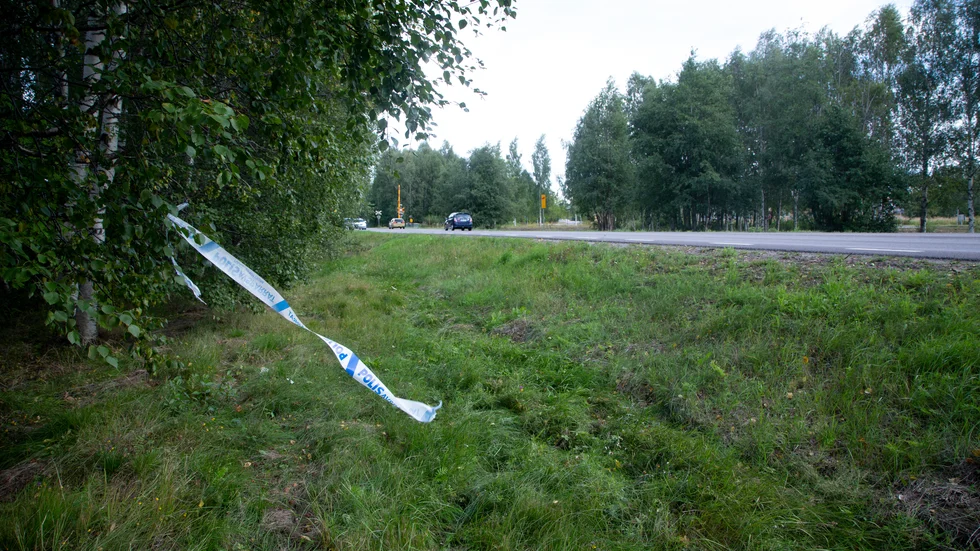 Mannen dog när han blev påkörd av en personbil strax efter järnvägsövergången på Timmerleden. Bilen åkte sedan ned i diket.