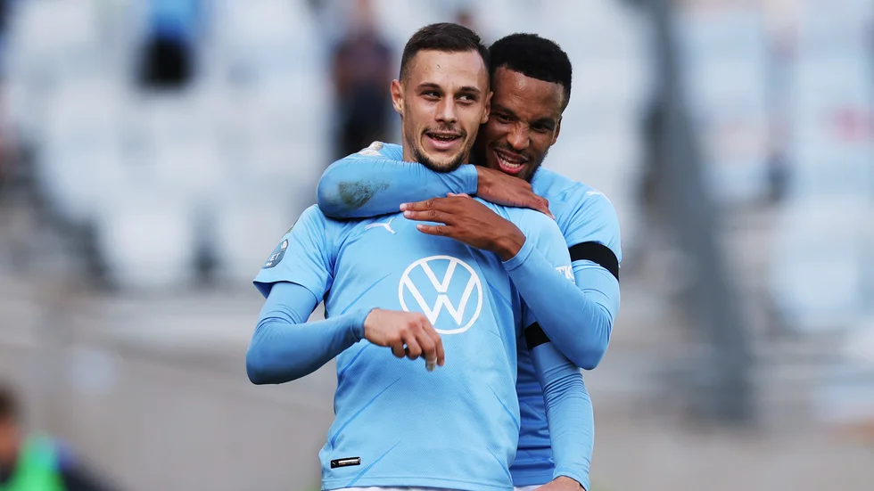 Malmös Veljko Birmancevic får en kram av Martin Olsson efter 1–0.