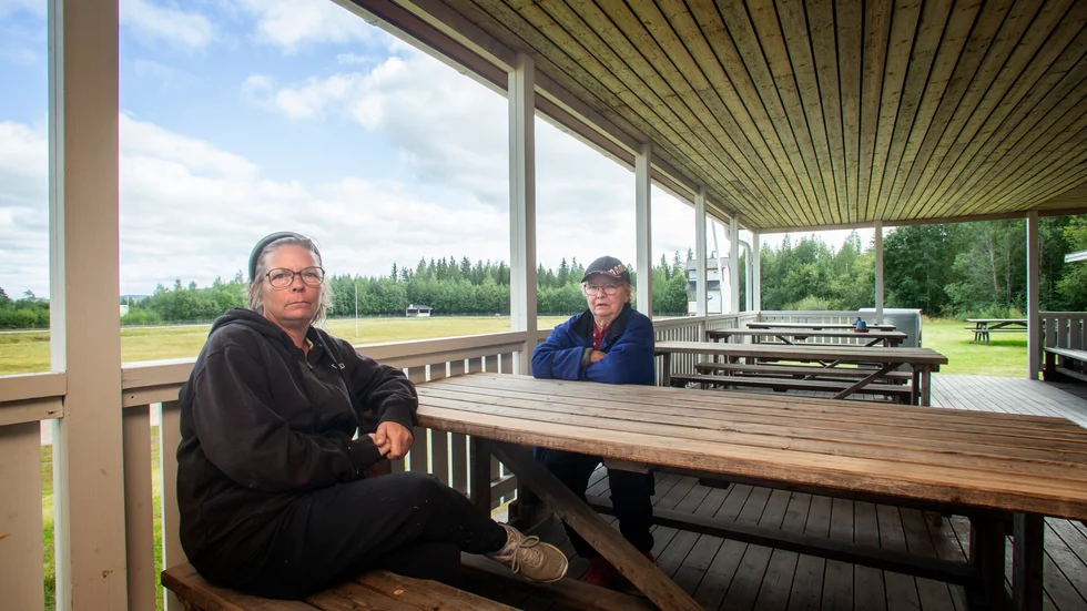 Marita Pettersson och Åsa Wall, Norrbottens hundkappsällskap, är besvikna över kommunens agerande och förtvivlade över situationen. "De kastar ut en förening som har funnits sedan 1958 utan att ge oss några alternativ", säger Åsa Wall.