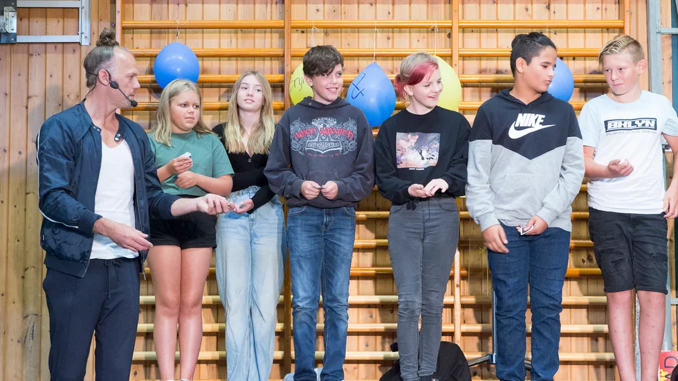 Skolans sexor fick delta i ett avancerat korttrick uppe på scenen, när magikerduon Brynolf och Ljung gästade Österåkersbygdens friskola.
