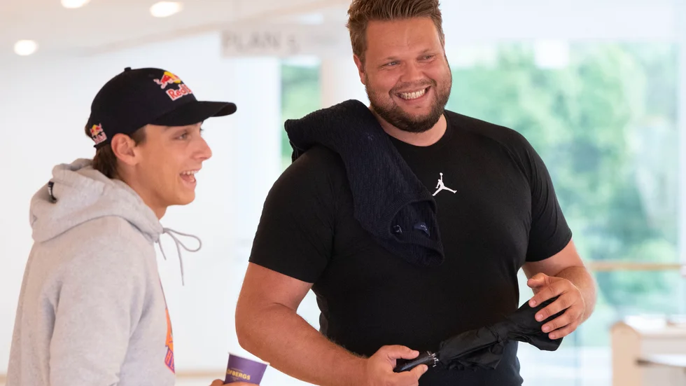 Armand Duplantis och Daniel Ståhl på en pressträff inför en tävling i Karlstad tidigare i sommar. Arkivbild.