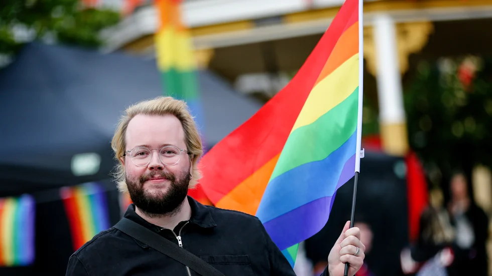 Med prideflaggan i hand är Joakim Isaksson Markström, ordförande för RFSL Luleå och norra Norrbottens län, redo för en intensiv Pridevecka som firar tio år.   