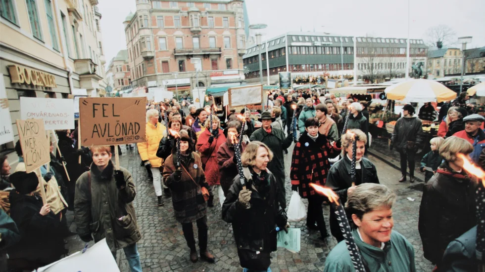 December 2005. Strejkande sjuksköterskor i protestmarsch i centrala Linköping. Vårdkonflikten varade i sju veckor. Detta utan att sjuksköterskorna kom i närheten av ursprungskravet "Femtusen mer". Avtalet bedömdes ändå i efterhand av fackliga företrädare ha varit gynnsamt på längre sikt.