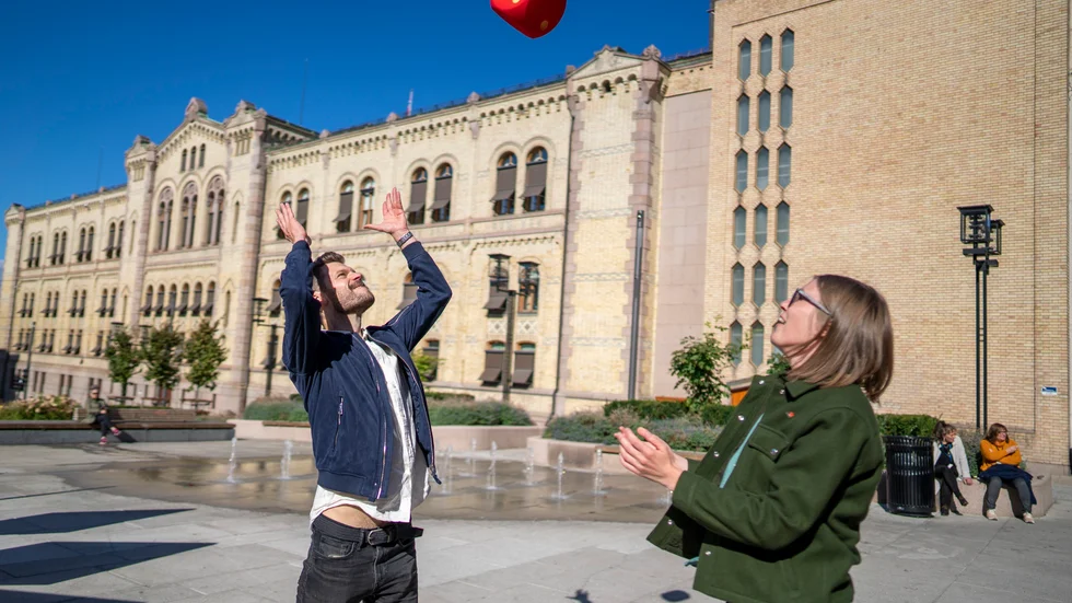 Bjørnar Moxnes och Marie Sneve Martinussen, ledarduo i Rødt, firar utanför stortinget det historiska i att komma över spärrgränsen. Nu väntar ett miljonregn för det marxistiska partiet.