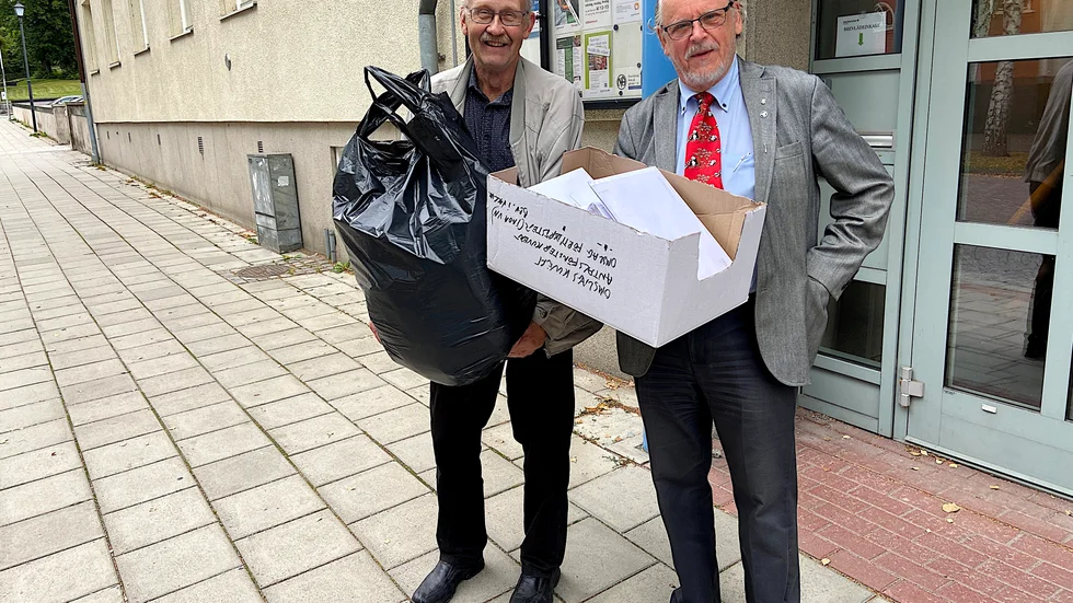Jan Fredriksson med en säck röster och Torbjörn Andersson med förtidsröster till valen i andra delar av Sverige. Nästa anhalt för rösterna blir i Uppsala.
