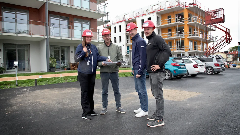 Charlotte Magnusson och Stefan Melander från Wisab, och Robin Ansin och Mikael Nilsson från Wisby Byggelement AB räknar med att de första huset på Bläckfisken blir Svanenmärkt inom kort. Nu planerar man byggstarten för sista etappen som består av elva radhus.