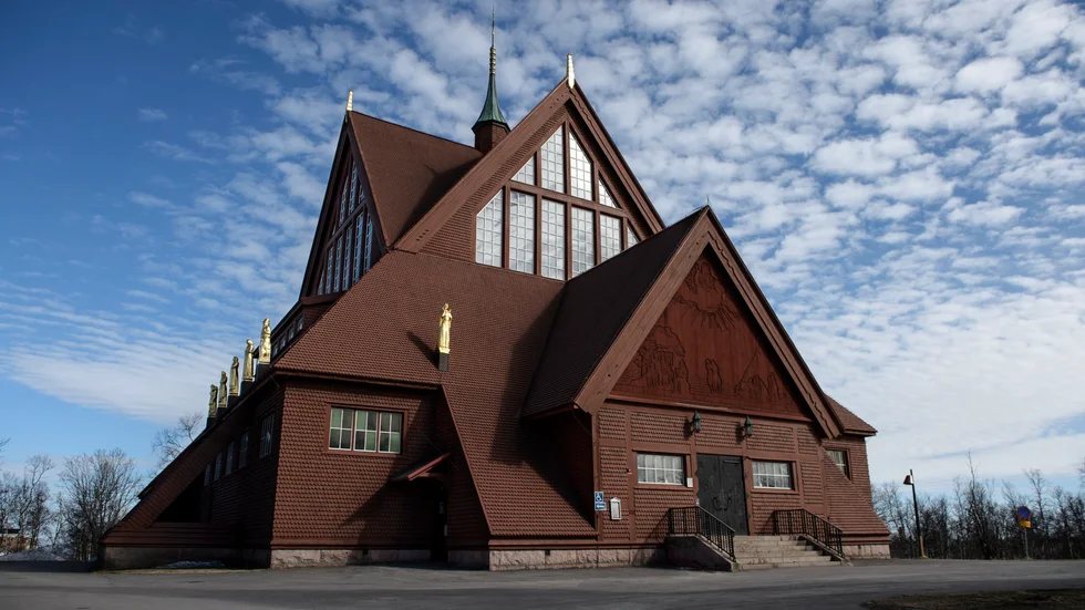 "När kyrkan tar ställning i sådant som berör samhälle och politik ska hon vara obunden och fri. Hon ska inte vara rädd för att stöta sig med något parti" skriver POSK, partipolitiskt obundna i Svenska kyrkan. På bilden tornar Kiruna kyrka upp sig mot himlen.