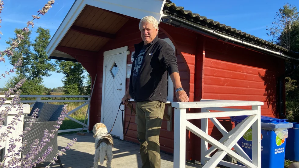 Bo Olofsson, banchef på Trosa golfklubb vill ta ner skarvbona intill kiosken.