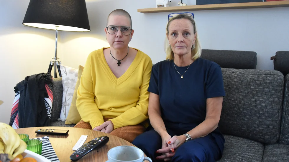 Monika Drugge har sparat e-postkonversationen med Svea fakturaservice, som påstår att hon och hennes väninna inte hörsammat chaufförens uppmaning att lösa biljett och att de efter 13 stationer fortfarande saknade färdbevis. "Det är ren och skär lögn", säger Lena Renberg och tillägger, att om busschauffören bara sagt åt dem att kliva av och ordna med biljettköpet, så hade de gjort det.