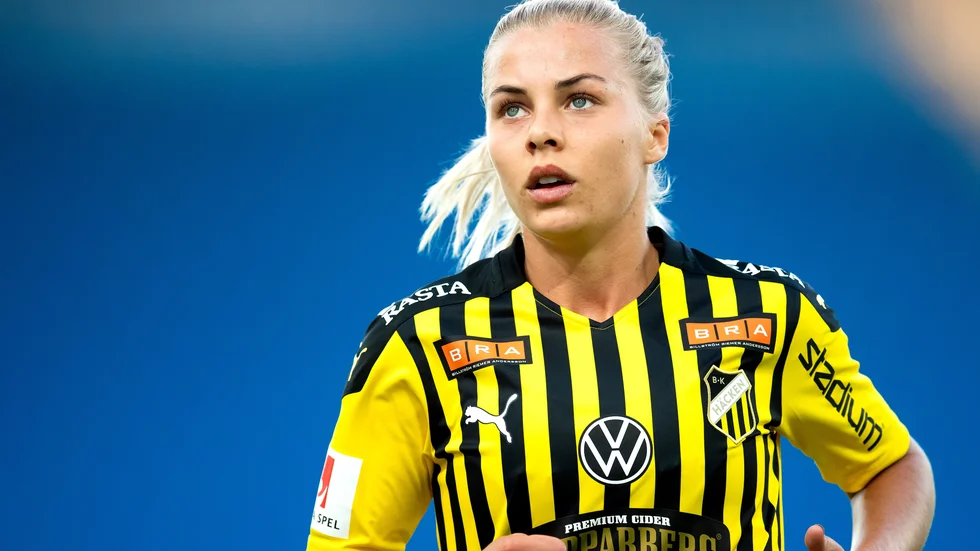 Lotta Ökvist blickar uppåt ioch hoppas få chansen i landslaget igen.