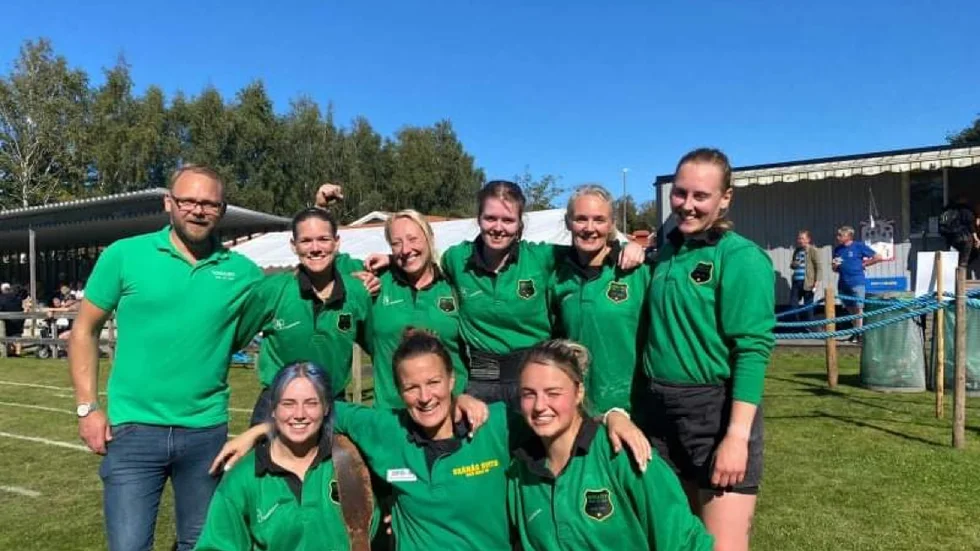 Wallby dragkampslag som vann SM, från vänster Henrik Törnblom, Maria Arosenius, Maria Valli, Tyra Oden, Malin Flodin, Karolina Ivarsson. Nedre raden Linnea Törnblom, Zandra Johansson och Moa Olsson.