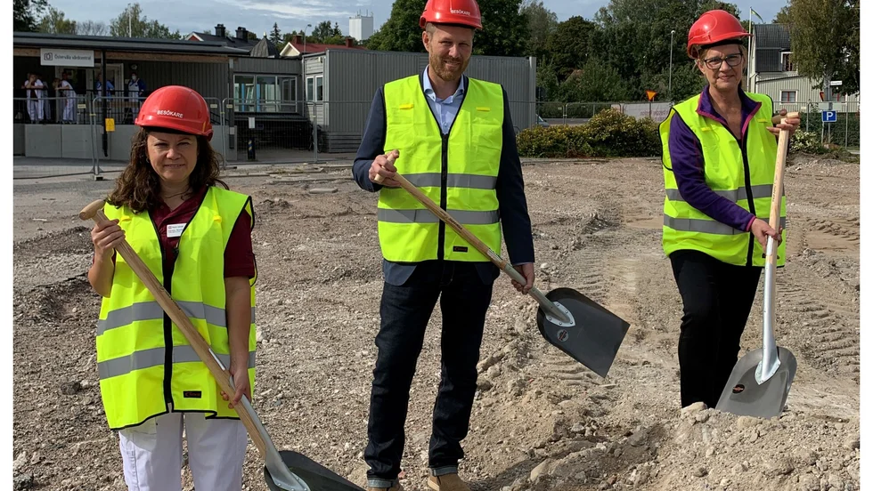 Ivonne Arvidsson, verksamhetschef, Björn-Owe Björk (KD) och Annika Krispinsson (C) tog första spadtagen till Östervålas nya vårdcentral.