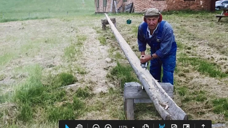 Ingemar Gustavsson har avlidit. Här ses han vid Djulö hembygdsmuseum med att tillverka en takränna till
museet.
