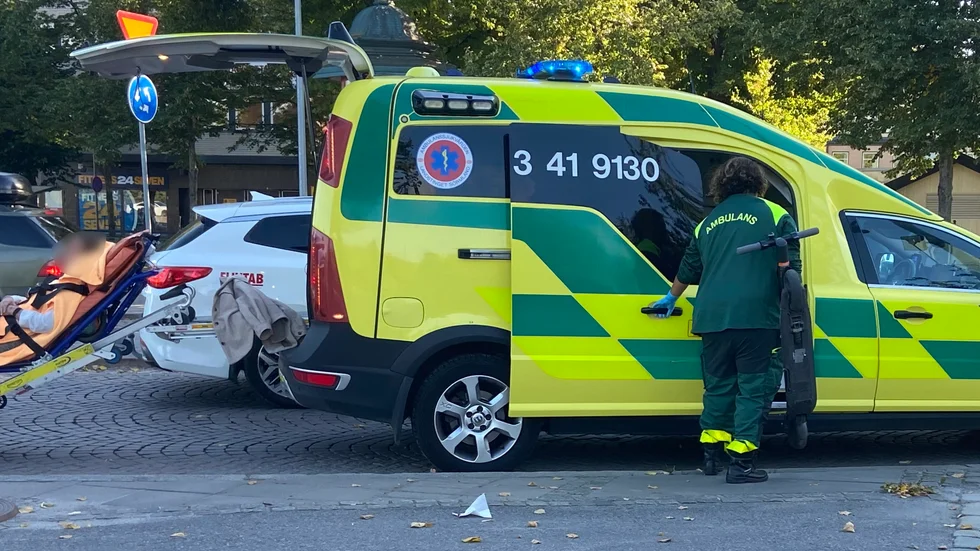 Den unga kvinna var talbar när hon, och elsparkcykeln, fördes in i ambulansen efter olyckan på Hamngatan i september 2021. 