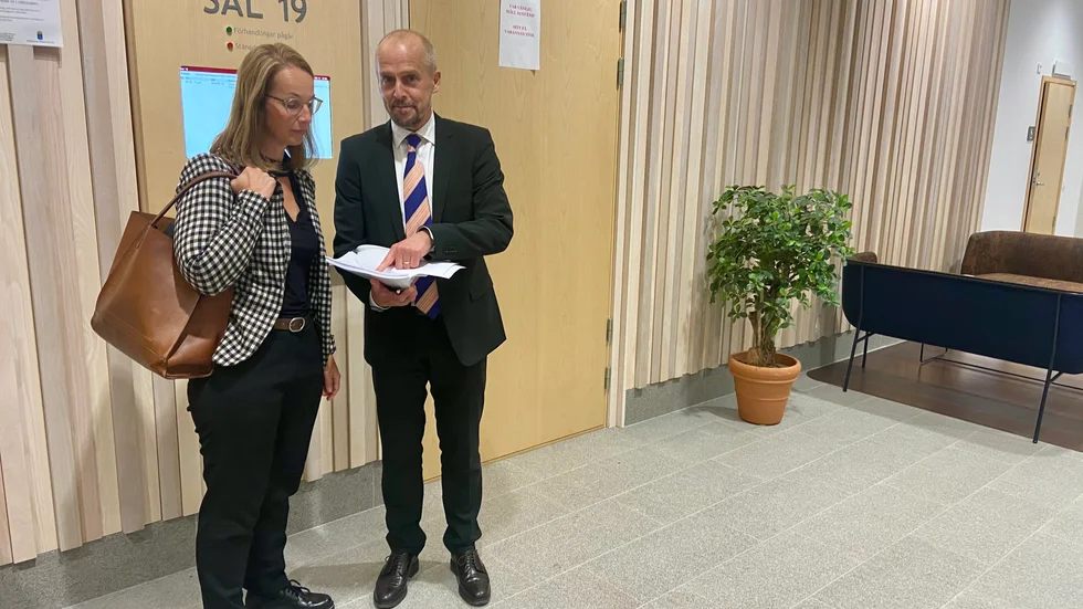 Sigrid de Geyter, vd för Uppsala vatten, och advokat Tomas Underskog vid slutpläderingen i domstolen. De konstaterar att Uppsalas dricksvatten kommer att behöva renas från pfas under överskådlig tid. 