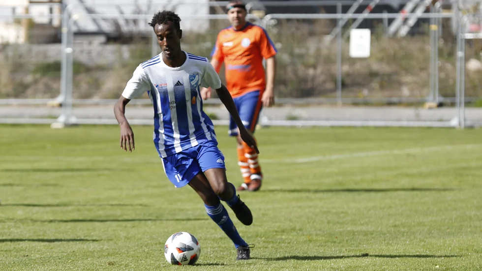 IFK:s Ali Sherif Ali på väg framåt i derbyt mot Gunnebo.
