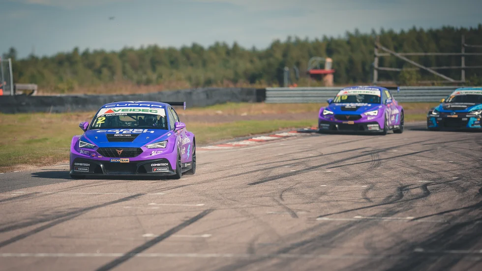 Robert Dahlgren var steget före i det mesta även under fjärde tävlingshelgen i STCC på klassiska Anderstorp. Nu leder Dahlgren med en marginal som motsvarar mer än en tävlingshelg.