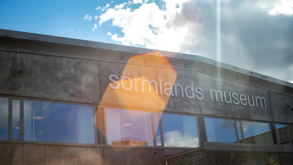 Sörmlands museum kommer under våren 2023 att öppna dörrarna för sin hittills största tillfälliga utställning. I fokus är Nordiska Kompaniets möbler, som under en stor del av 1900-talet tillverkades i Nyköping.