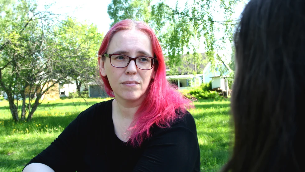 Helene Stenbro kritiserar tillsammans med en annan förälder skolchefen Malin Westling för att lägga fokus på viten i debatten kring hemmasittande skolelever. "Att höja vitena löser ingenting", säger hon.