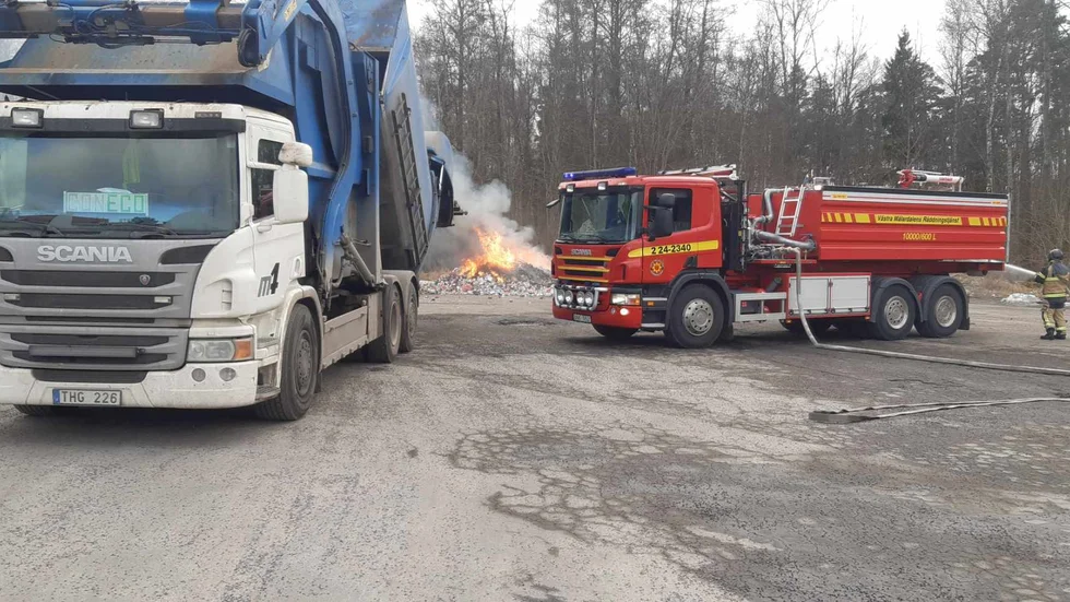 Förpacknings- och tidningsinsamlingen har under en längre period noterat felsorterat elavfall och batterier i metallförpackningar, vilket har orsakat bränder. I ett av fallen i Katrineholm fick chauffören tippa ut lasten på en parkering vid en livsmedelsbutik för att den brann. Ett liknande fall inträffade när den här bilden togs.