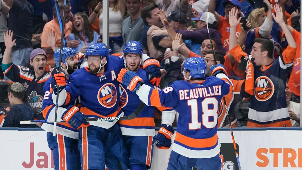 New York Islanders Brock Nelson, andra från höger, firar ett av sina två mål med lagkamraterna, medan hemmafansen jublar.