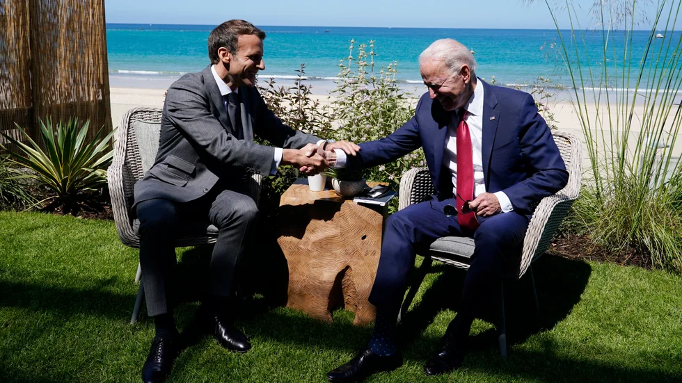 Joe Biden och Emmanuel Macron under G7-mötet.