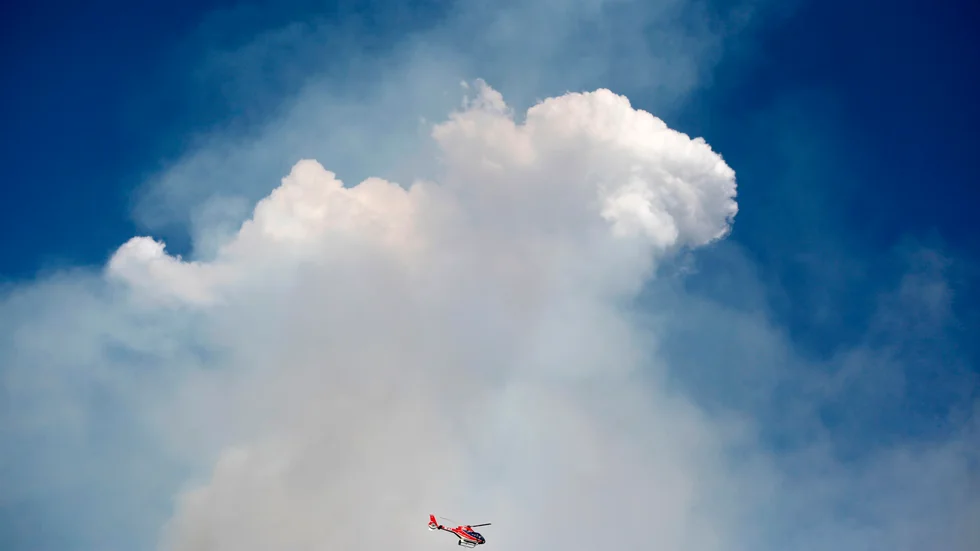 Två helikoptrar från Luleå assisterar i släckningsarbetet.