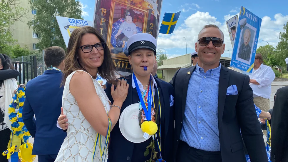 Stolta föräldrar och glad Emilia Wahlberg.