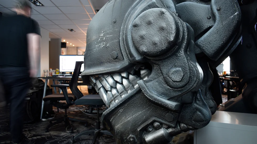 I kontorslandskapet i Machinegames lokaler i Uppsala står en modell av en Panzerhund, som förekommer i företagets "Wolfenstein"-spel. Nu är den spelserien satt på paus, och fokus ligger på "Indiana Jones".